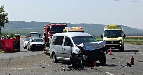 Balesetben meghalt egy autó vezetője a 6-os főúton