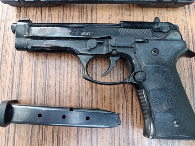 Ékszereket, órákat, parfümöket, gáz-riasztó fegyvert vitt a betörőpáros egy bicsérdi házból