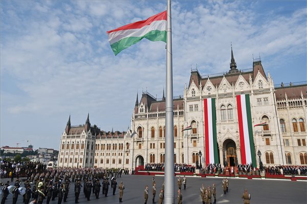 Krausz Ferenc vette át a Magyar Szent István Rendet