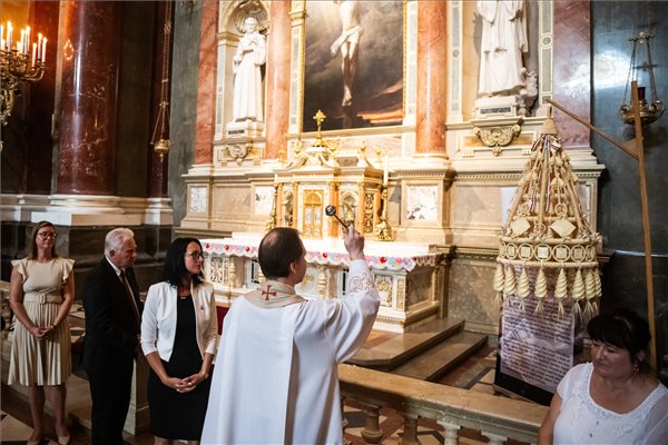 Elhelyezték az aratókoszorút a Szent István-bazilikában