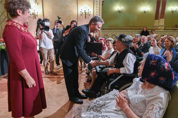 Állami kitüntetéseket adtak át a Pesti Vigadóban