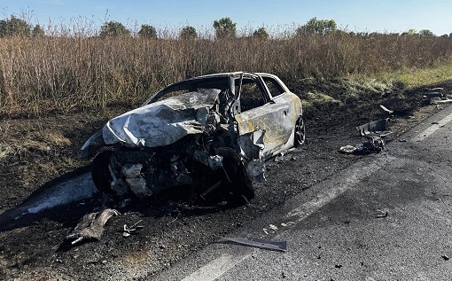 Nyerges vontatóval ütközött két autó Lánycsóknál, az egyik teljesen leégett