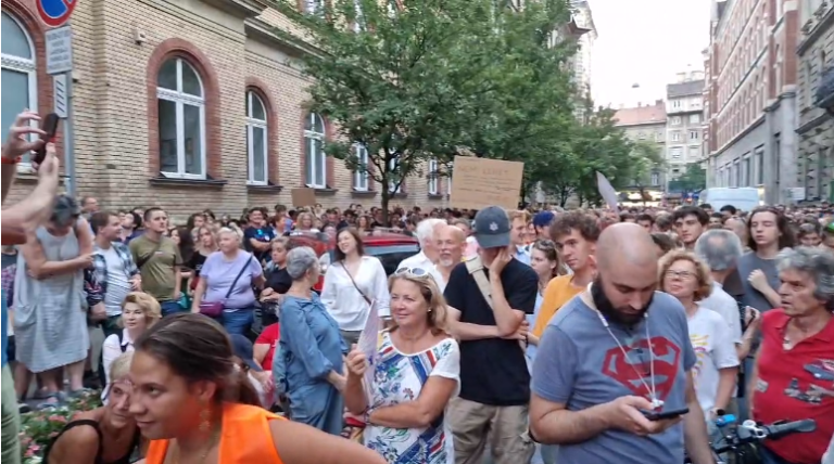 Tüntetnek a Madách Imre Gimnázium kirúgott igazgatója mellett