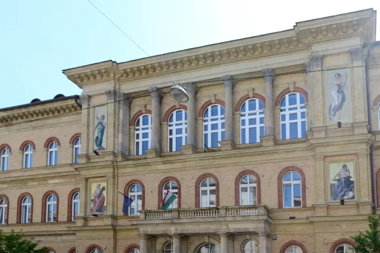 Kirúgták az igazgatót az iskolában, ahol nem akarták elvenni a diákok telefonját
