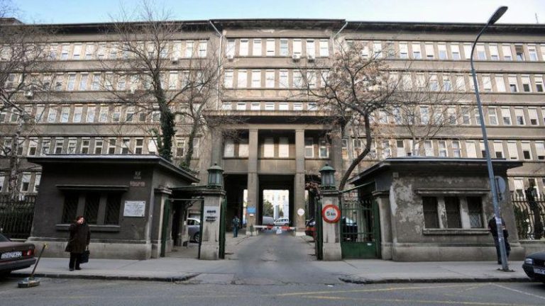 Leláncolták a Péterfy Sándor utcai kórház bejáratát, hogy Magyar Péterék ne tudjanak bemenni