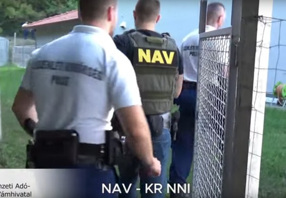 Száz rendőr és NAV-os csapott le a védelmi pénzt szedő taxisokra