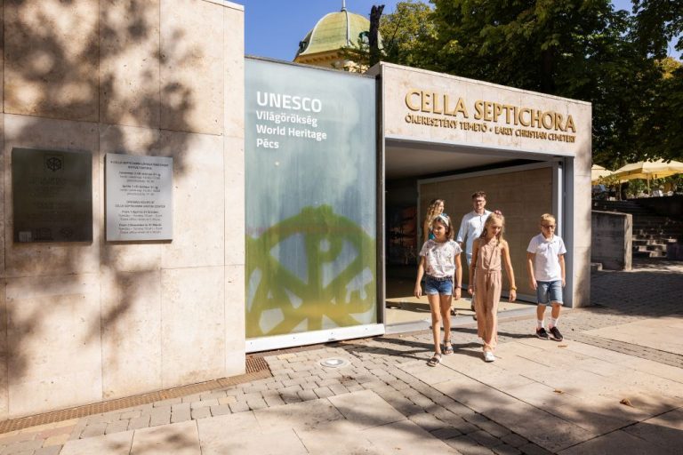 Rendhagyó sétákkal lehet felfedezni Pécs világörökségi emlékeit