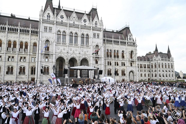 Néptánc- és táncházrekord született a budapesti Kossuth téren