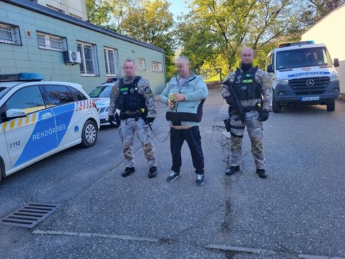 Szexrabszolgaságra kényszerítették a 17 éves lányt