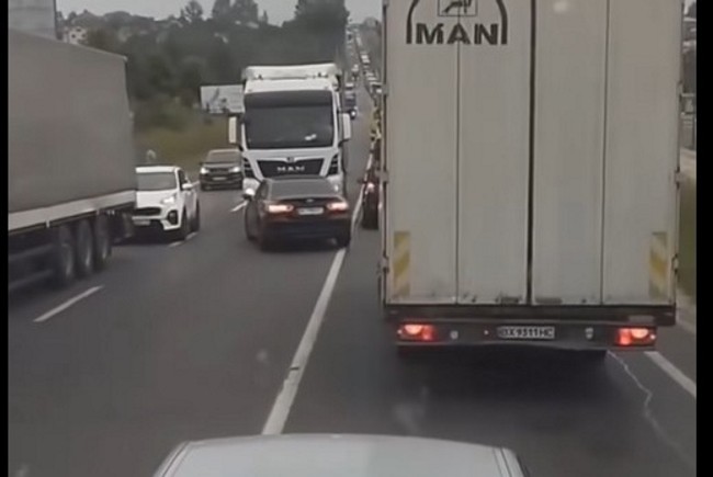 Videón, ahogy a kamionos visszakíséri a saját sávjába a szabálytalankodó autóst