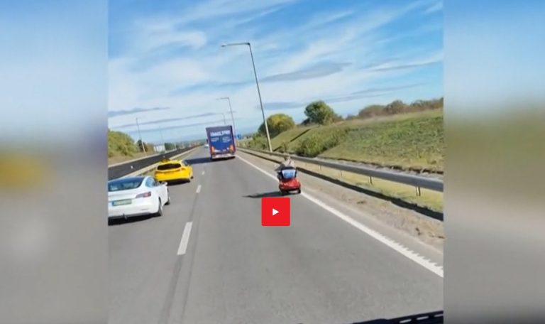 Kerekesszékkel közlekedett az idős férfi az autópályán