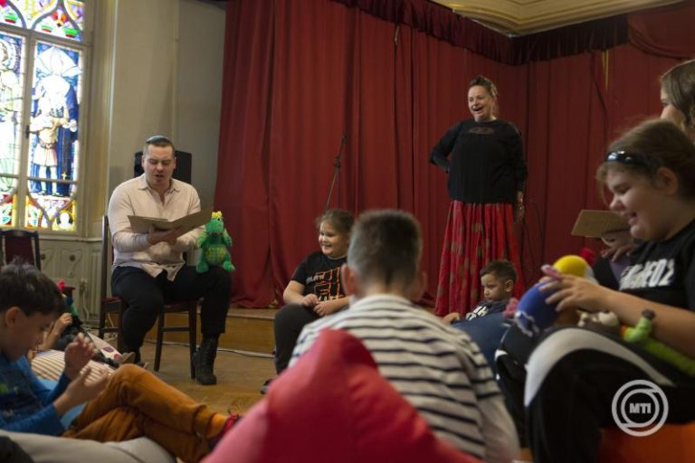 Látássérült gyerekeket lepett meg a Csukás Meserádió