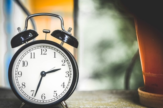 Vasárnap lép életbe a nyári időszámítás, előre kell állítani az órákat