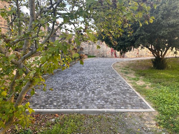 Zajlik a pécsi Barbakán kert felújítása