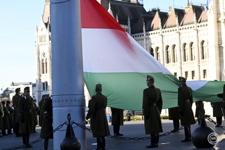 Nemzeti gyásznap – Felvonták, majd félárbócra engedték a nemzeti lobogót