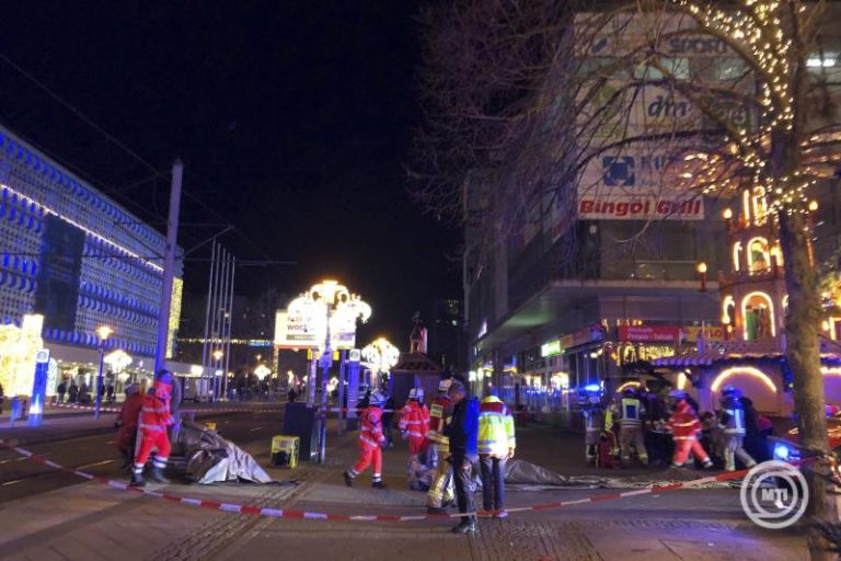 Autó hajtott emberek közé egy németországi karácsonyi vásárban