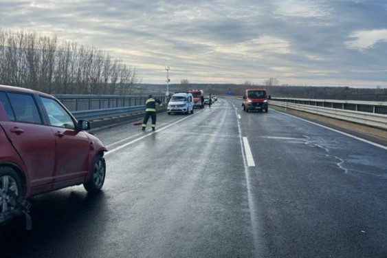 Kilenc gépkocsi karambolozott az M6-oson Paksnál