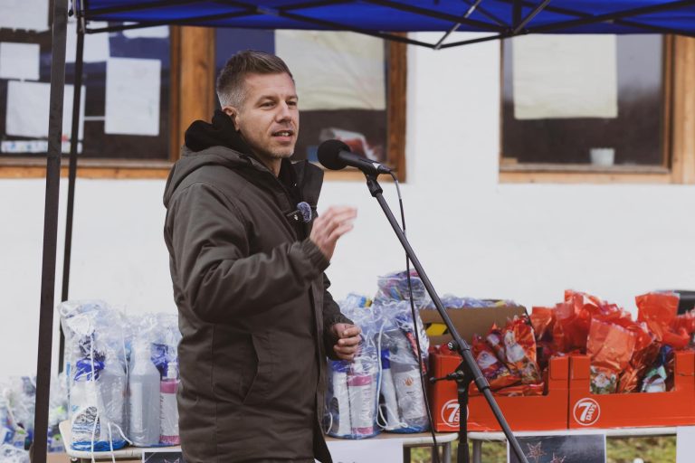 Magyar Péter többek közt Csenyétére vitt adventi ajándékokat