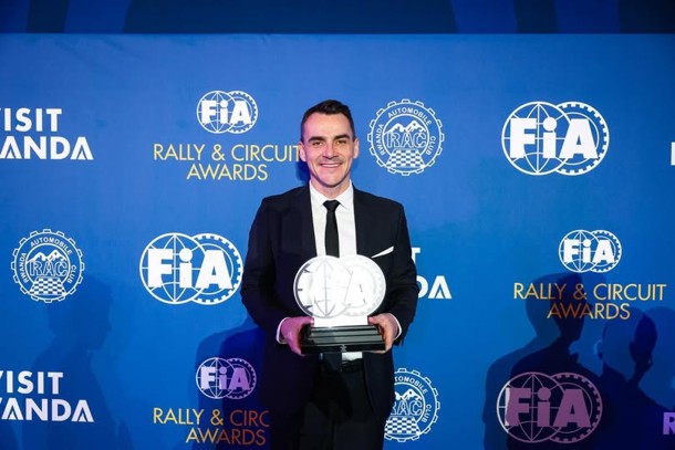 Michelisz Norbert Ruandában átvette a bajnoki díjat