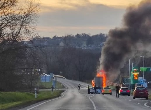 Kigyulladt egy kamion Pécsváradnál