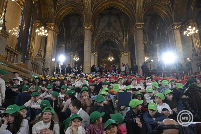 Nyolcszáz hátrányos helyzetű gyereket láttak vendégül a Parlamentben szombaton
