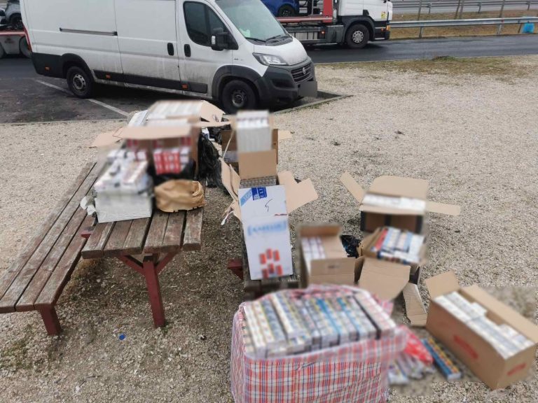 Ötezer doboz csempészett cigaretta egy személyautóban