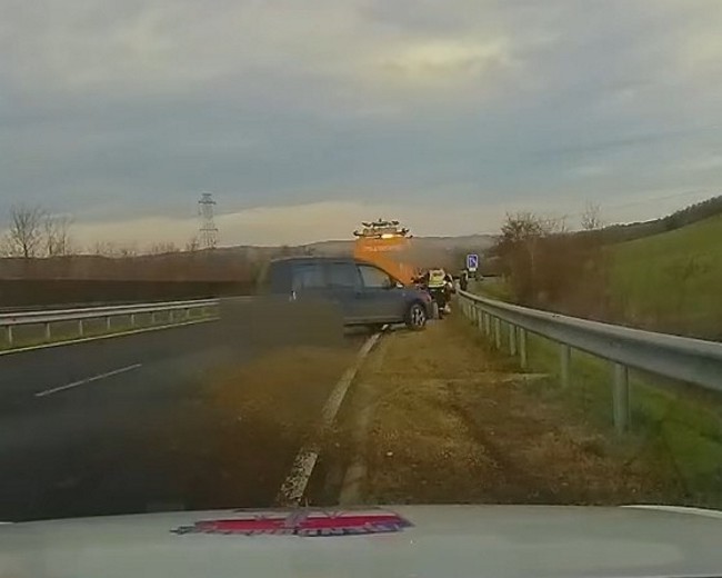 Sokkoló videón, ahogy a születésnapos rendőrt elcsapja egy autó