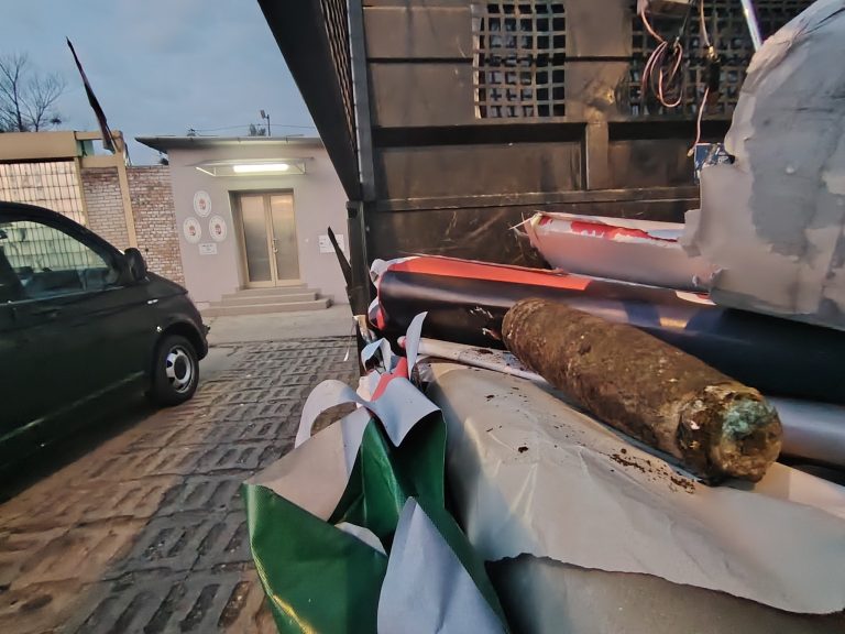 Teherautó platóján vittek egy korrodált tüzérségi gránátot a tűzszerészekhez