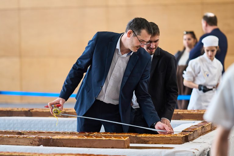 A 112 méteres Dobos-torta az új Guinness-rekord