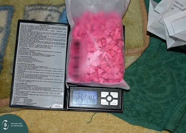 Elektromos cigi miatt vizsgált egy férfit a NAV, több száz ecstasy tablettát találtak nála