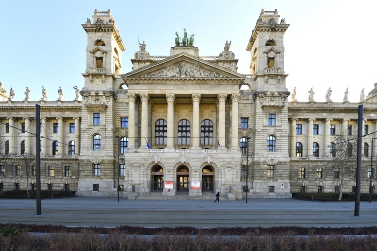 Az igazságügyi palota elől indult el a bírók tüntetésének menete