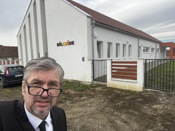 Alsószentmártonban járt Hadházy Ákos, 340 milliós bölcsődét talált