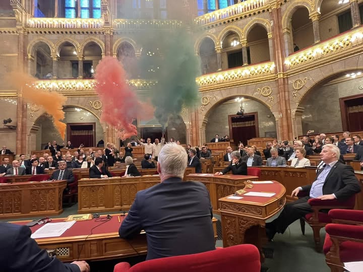 Botrány a Parlamentben: füstgyertyákkal zavarták meg a szavazást
