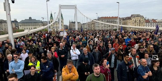 A rendőrség betiltotta Hadházy jövő heti hídfoglalását