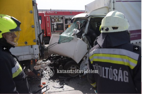Szörnyethalt a fékezés nélkül kamionba csapódó autós