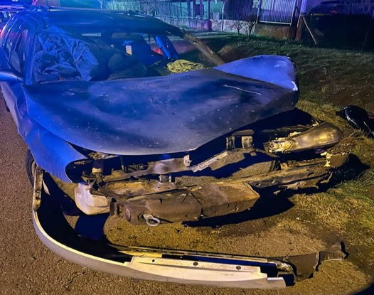 A helyszínen meghalt a sofőr, miután kirepült az árokba csapódó autójából