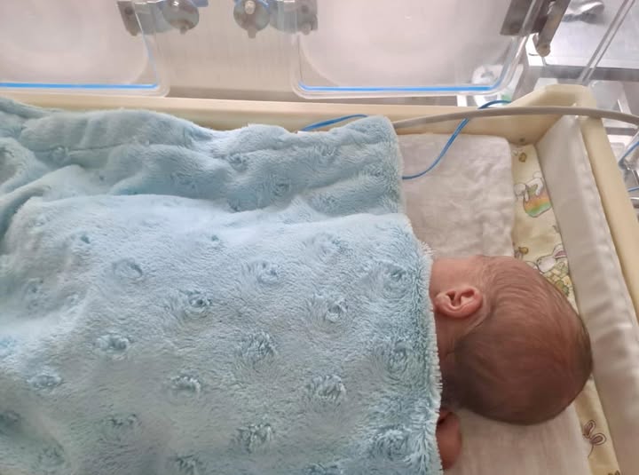 Újszülött kisfiút helyeztek el a kórház inkubátorában