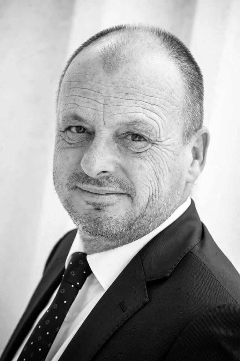 Elhunyt Tiffán Zsolt