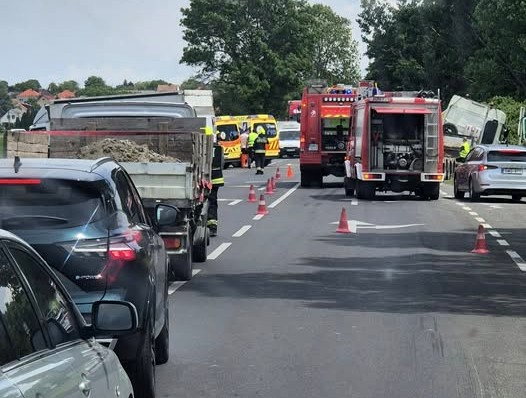 Súlyos baleset történt a 6-os főúton, Pécs közelében