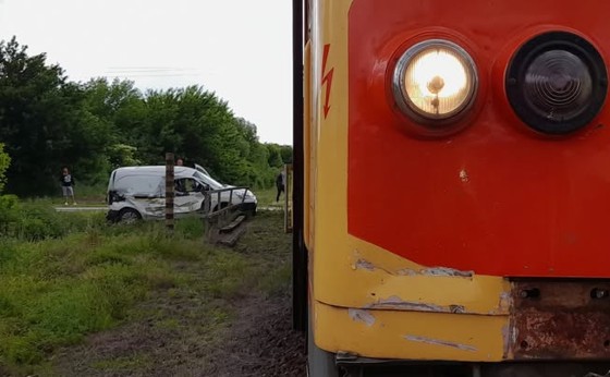 Vonat és személyautó ütközött Somogyaszalón