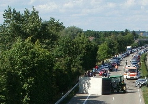 Tömegbaleset: hét autó karambolozott a 11-es főúton