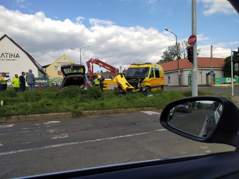 Személyautó ütközött mentővel Pécsett