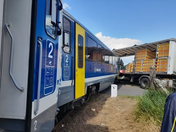 Kamionnal ütközött a vonat, mozdonyvezetők is megsérültek