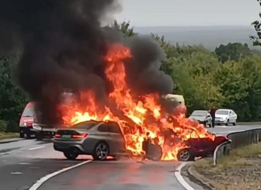 Kigyulladt egy autó az M6-oson történt karambolban