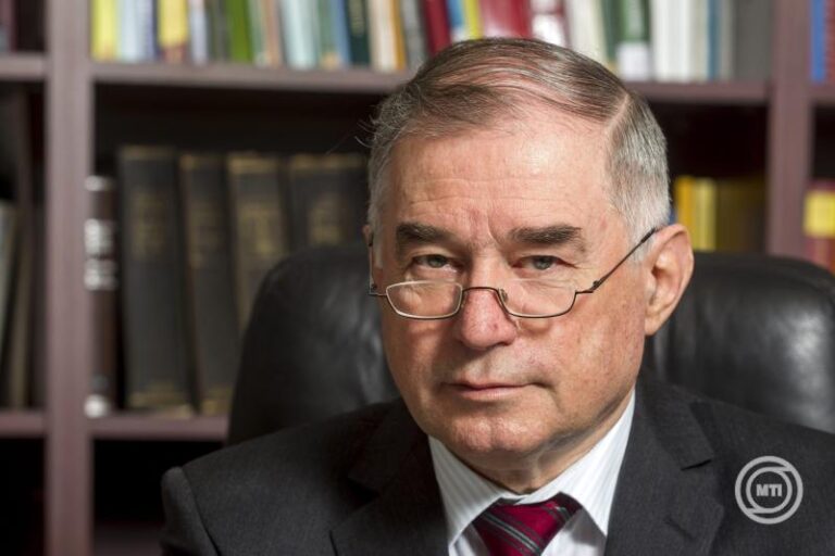 Elhunyt Lenkovics Barnabás, az Alkotmánybíróság korábbi elnöke