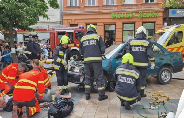 Közlekedés: halálos baleset és villanyoszlopnak csapódó autó Komlón