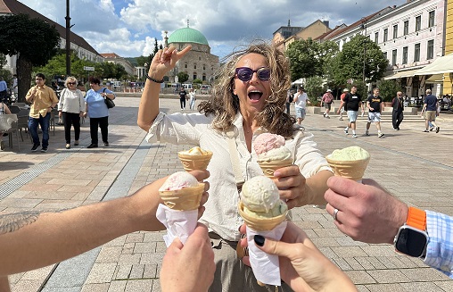 Pécs főterén fagyizott előadás előtt Pokorny Lia