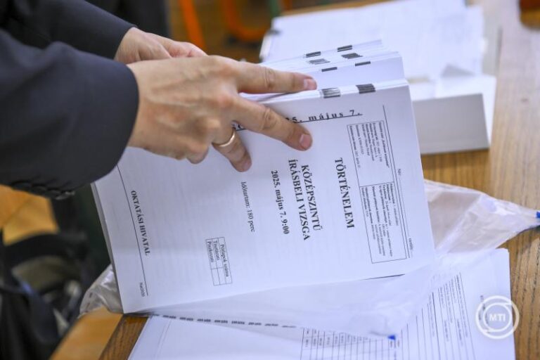 Történelemből érettségiznek ma a végzős diákok
