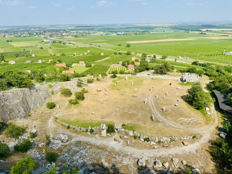 Művészet a természet ölén: Barangolás a Villányi Szoborparkban – VIDEÓ
