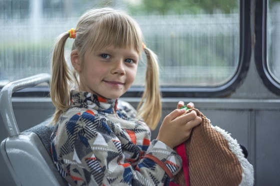 30 fokos buszban felejtették a 7 éves kislányt, az elsős kitörte az ablakot, hogy kijusson